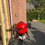 Vrijstaande 6 Persoons Hottub En Pizzaoven Op