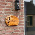 Vrijstaande 6 Persoons Hottub En Pizzaoven Op Ewijk
