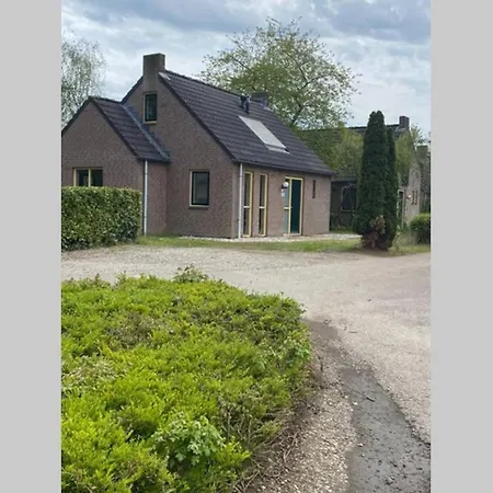 Vrijstaande 6 Persoons Hottub En Pizzaoven Op * Ewijk