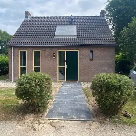 Vrijstaande 6 Persoons Hottub En Pizzaoven Op * Ewijk