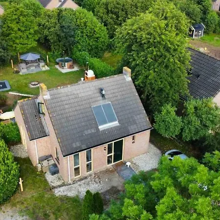 Vrijstaande 6 Persoons Hottub En Pizzaoven Op