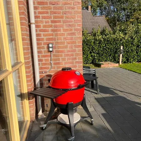 Vrijstaande 6 Persoons Hottub En Pizzaoven Op