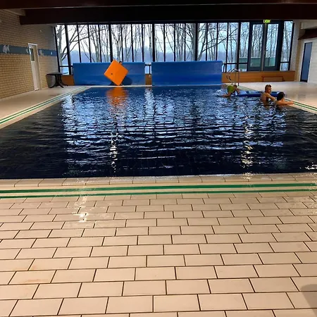 Vrijstaande 6 Persoons Hottub En Pizzaoven Op