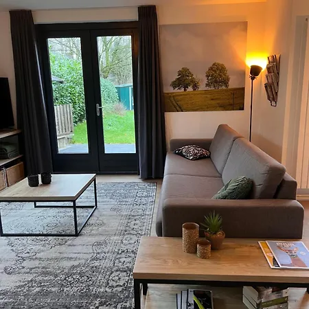 Vrijstaande 6 Persoons Hottub En Pizzaoven Op Ewijk