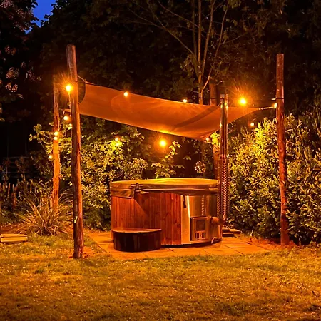 Vrijstaande 6 Persoons Hottub En Pizzaoven Op *