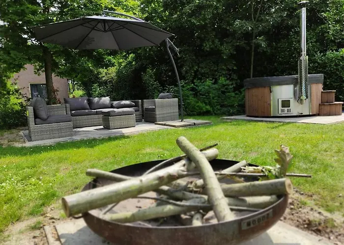 Vrijstaande 6 Persoons Hottub En Pizzaoven Op *