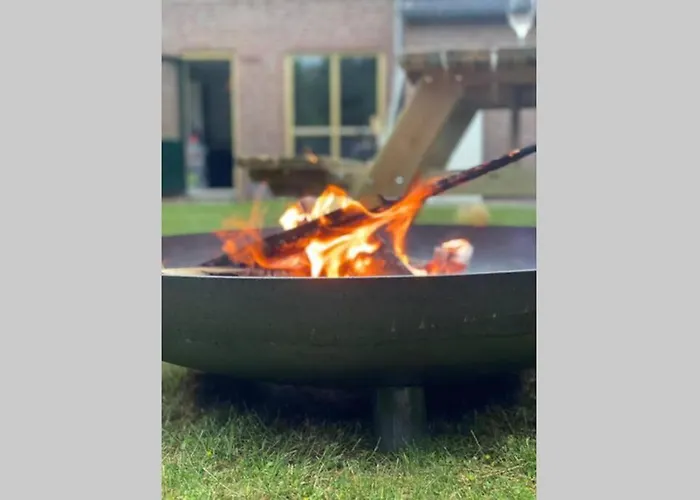 Dom wakacyjny Vrijstaande 6 Persoons Hottub En Pizzaoven Op