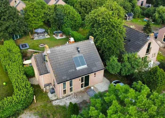 Vrijstaande 6 Persoons Hottub En Pizzaoven Op