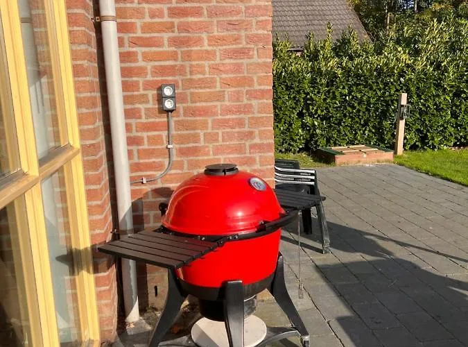 Vrijstaande 6 Persoons Hottub En Pizzaoven Op