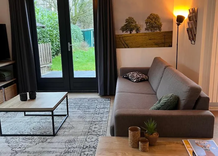 Vrijstaande 6 Persoons Hottub En Pizzaoven Op Ewijk