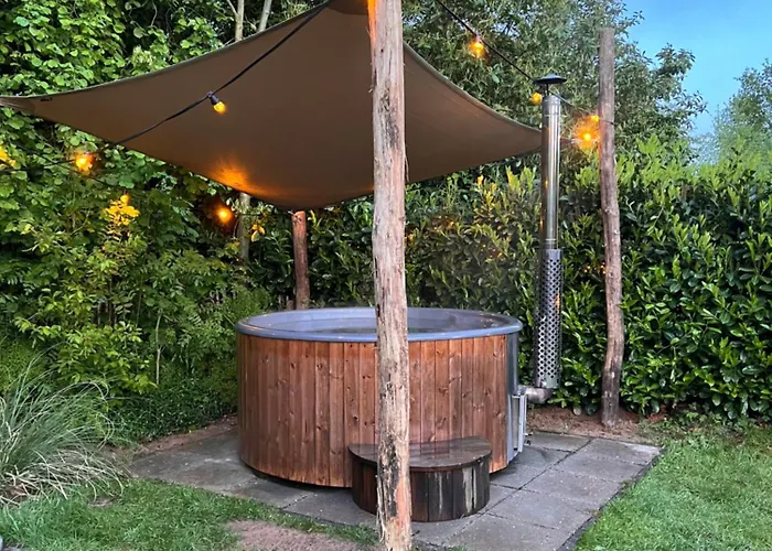 Vrijstaande 6 Persoons Hottub En Pizzaoven Op