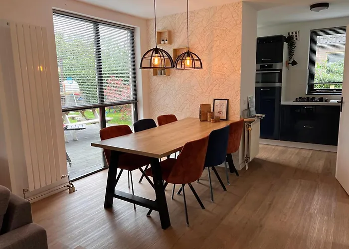 Vrijstaande 6 Persoons Hottub En Pizzaoven Op Ewijk