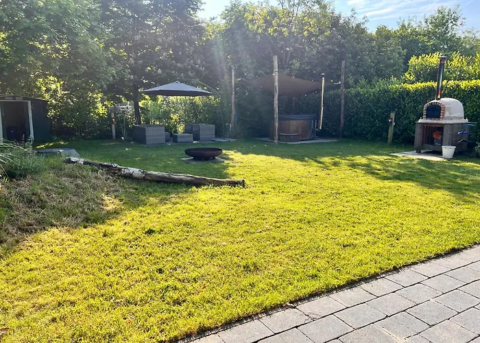 Vrijstaande 6 Persoons Hottub En Pizzaoven Op * Ewijk