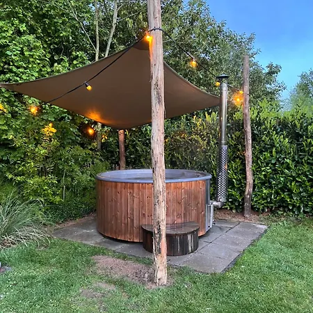 Vrijstaande 6 Persoons Hottub En Pizzaoven Op