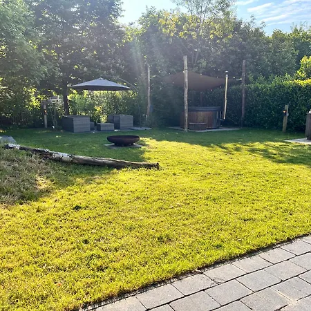 Vrijstaande 6 Persoons Hottub En Pizzaoven Op * Ewijk