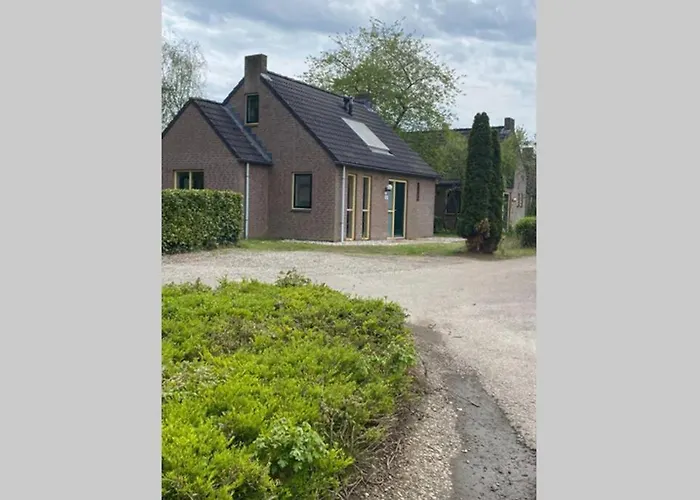 Vrijstaande 6 Persoons Hottub En Pizzaoven Op * Ewijk