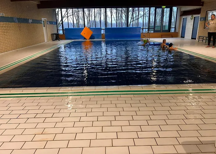 Vrijstaande 6 Persoons Hottub En Pizzaoven Op